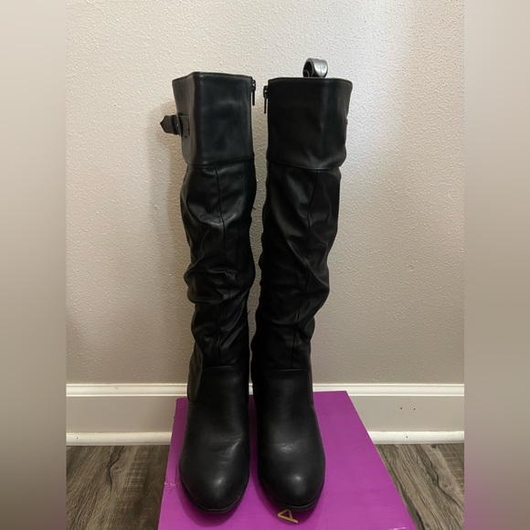 Black boots - Picture 3 of 6